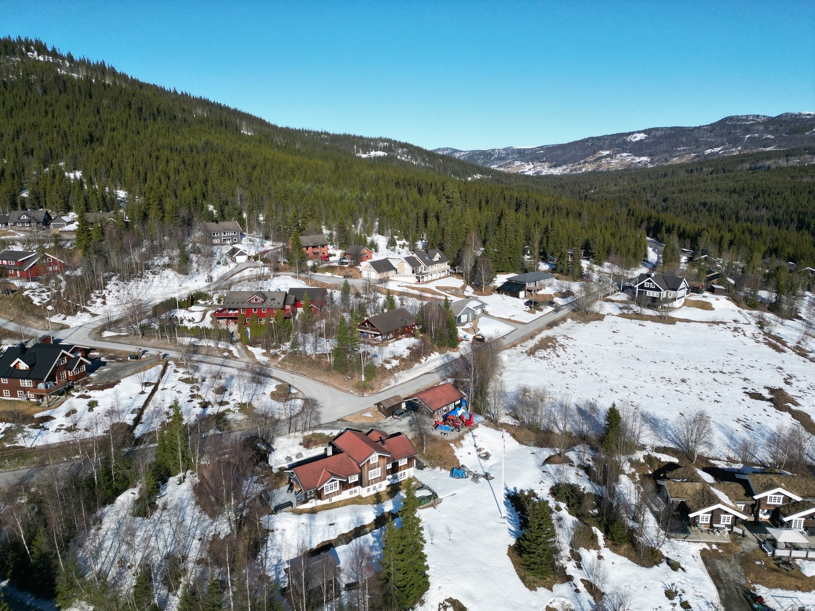 Eiendommen ligger i etablert boligområde omgitt av natur- og landbruksområder på Bakketeigen i Ål kommune. Galleribilde