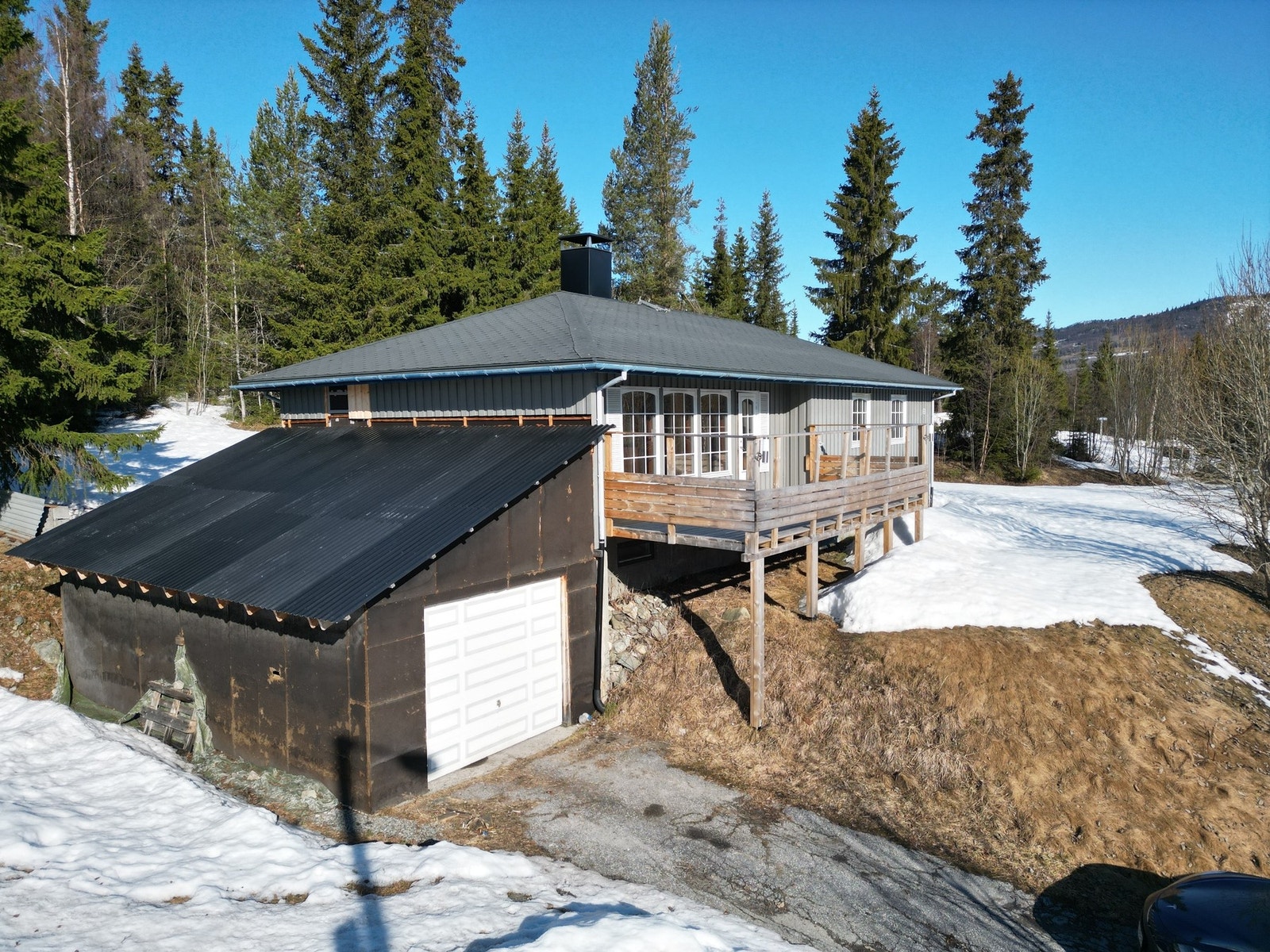 Huset har garasje med direkte adkomst Galleribilde