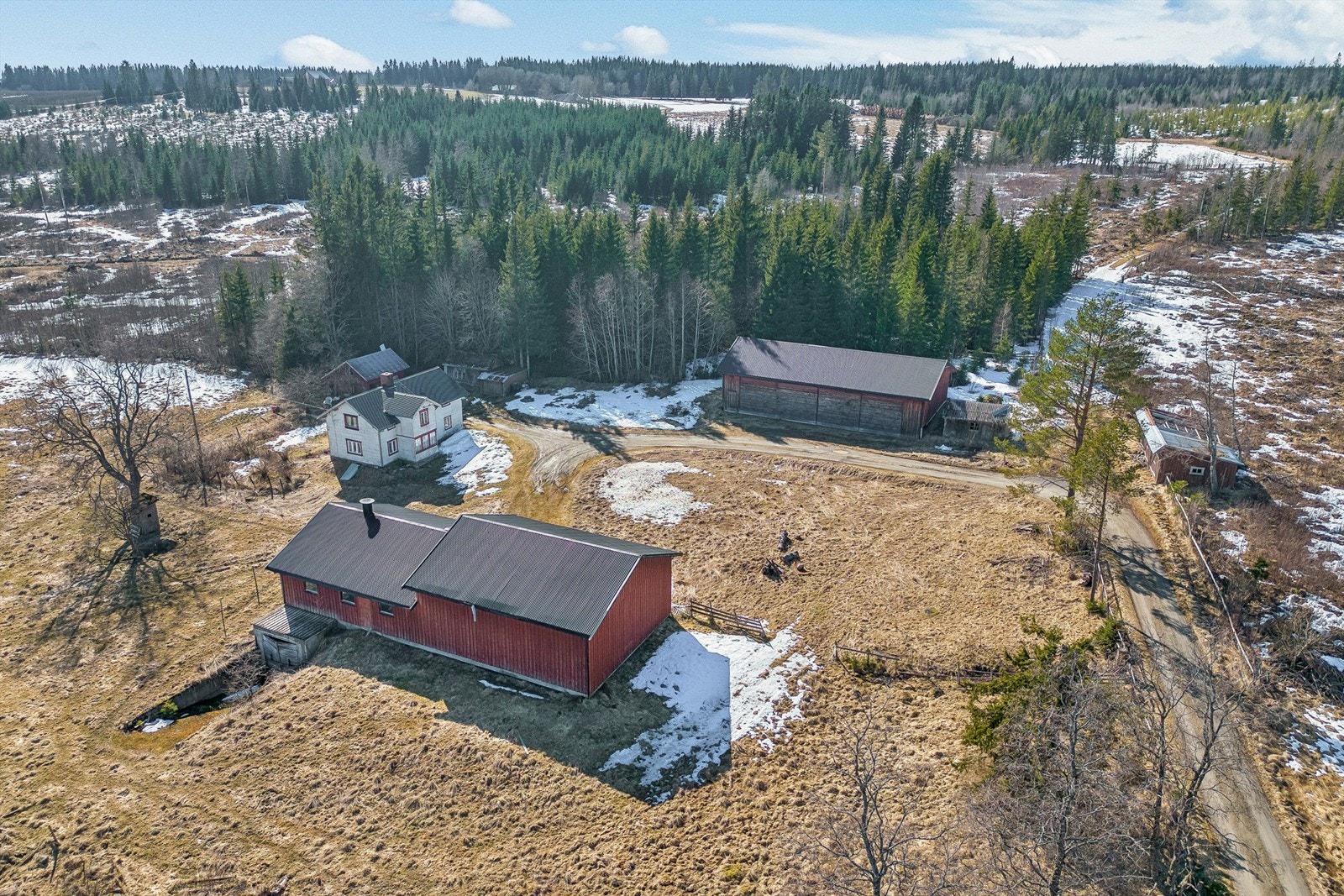 Eiendommen består av flere bygninger med varierende tilstand. Flott tomt med mange muligheter! Galleribilde