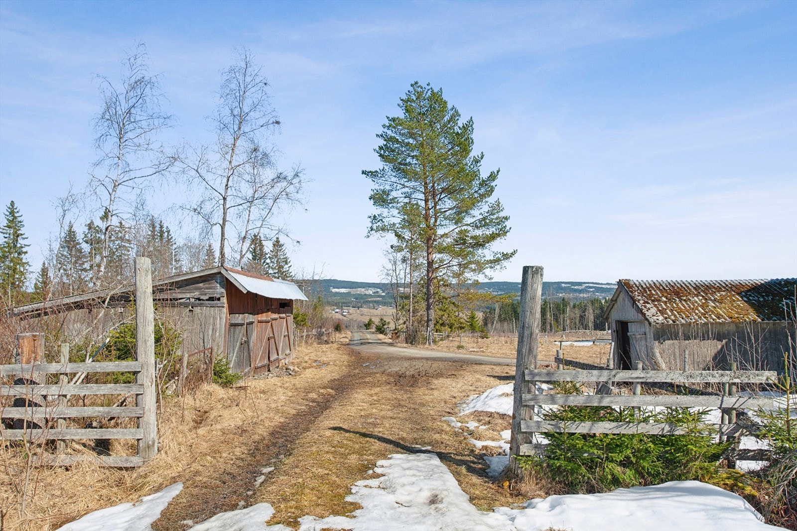 Eiendommen har adkomst via privat veg. Det er ca. 8 km til Brumunddal sentrum. Galleribilde