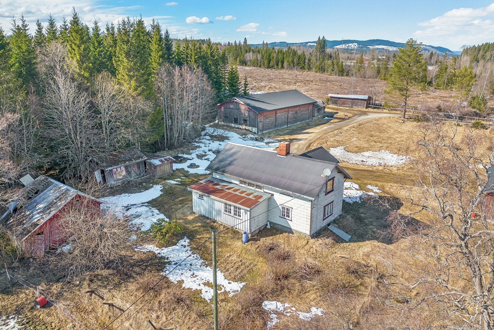 Uthusene på eiendommen er av dårlig forfatning og anses som kondemnable. Galleribilde