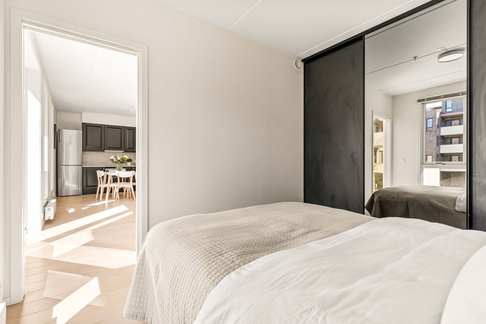 Skyvedørsgarderobe med innredning i entrè/gang og på soverommet medfølger. Galleribilde