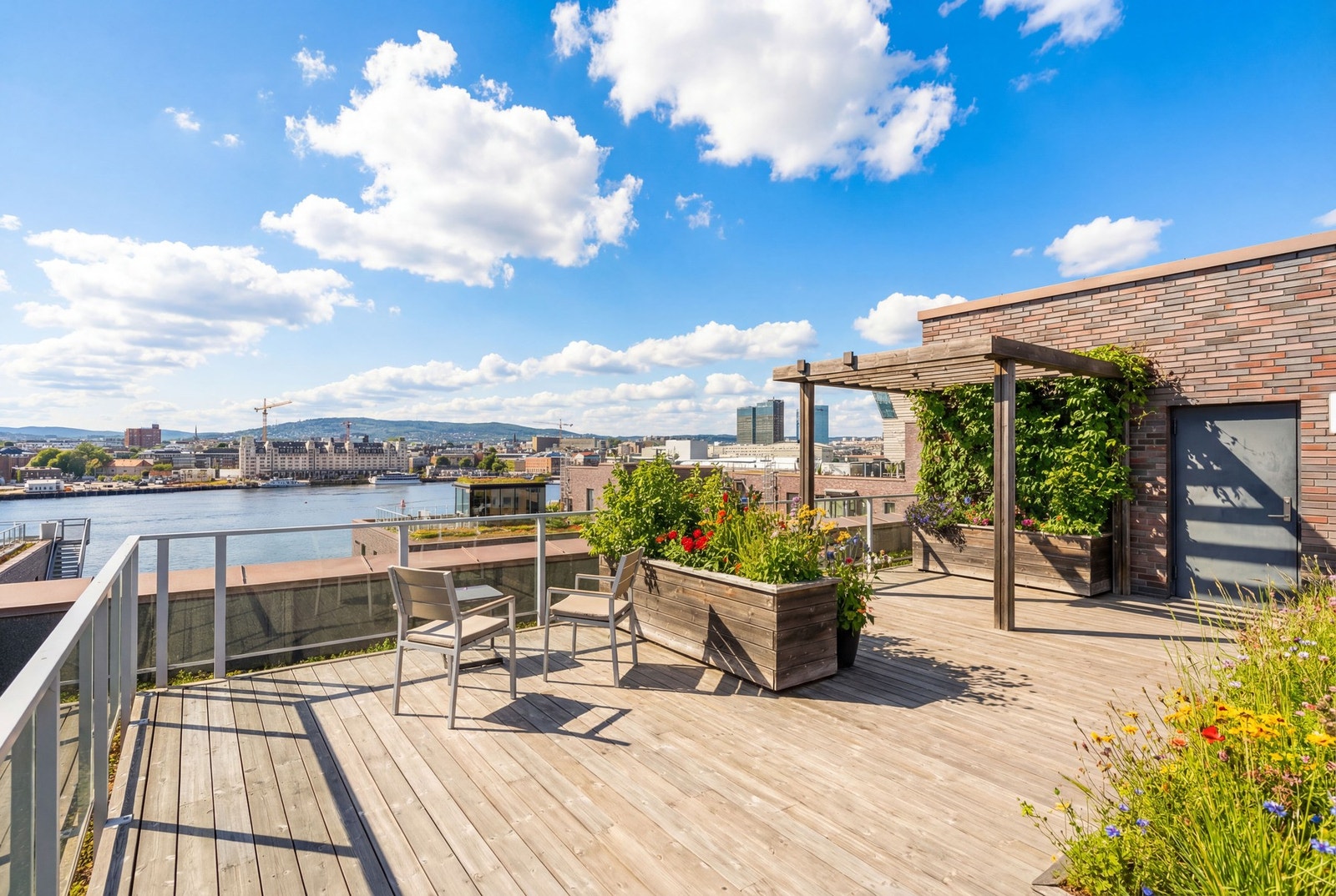 Felles takterrasse med panorama utsikt over Oslofjorden (Planter/grønt er digitalt illustrert med AI for å vise sommerforhold). Galleribilde