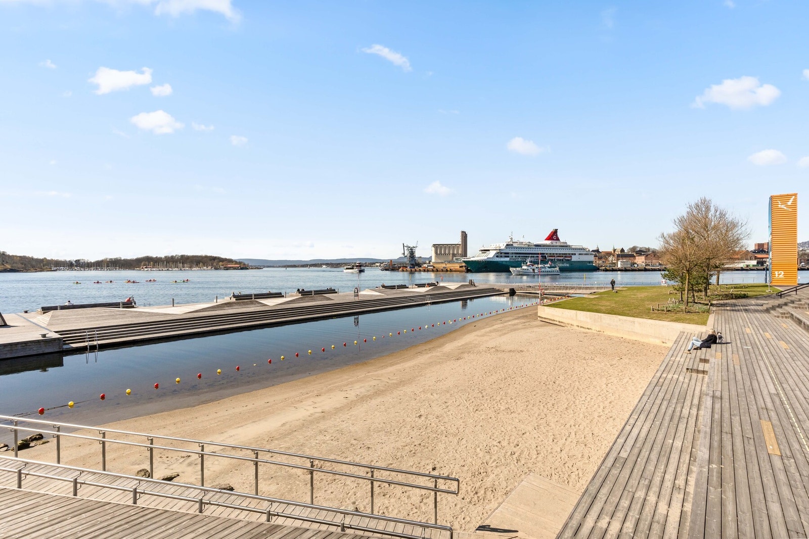 Ytterst på Sørenga ligger Sjøbadet, et stort og åpent rekreasjonsområde med badebrygger og sandstrand Galleribilde