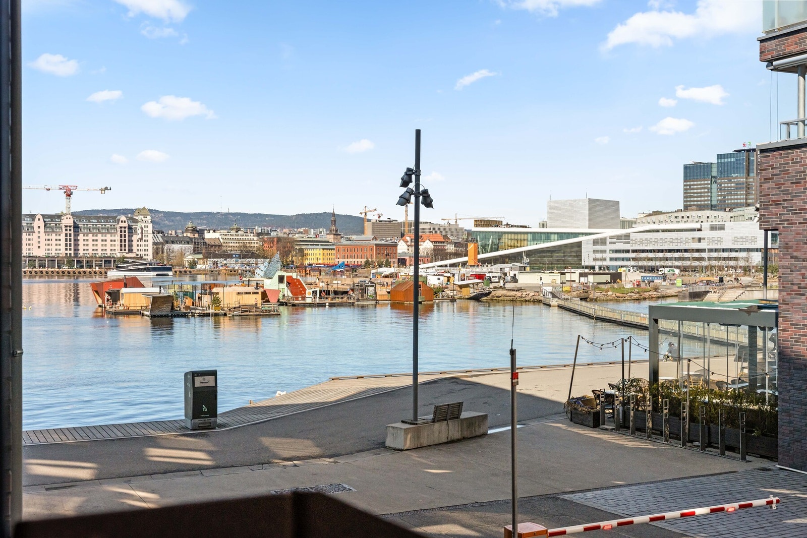 Sørenga har et bredt utvalg av restauranter, og ligger kun noen få minutters gange unna sentrumskjernen og Bjørvika. Galleribilde