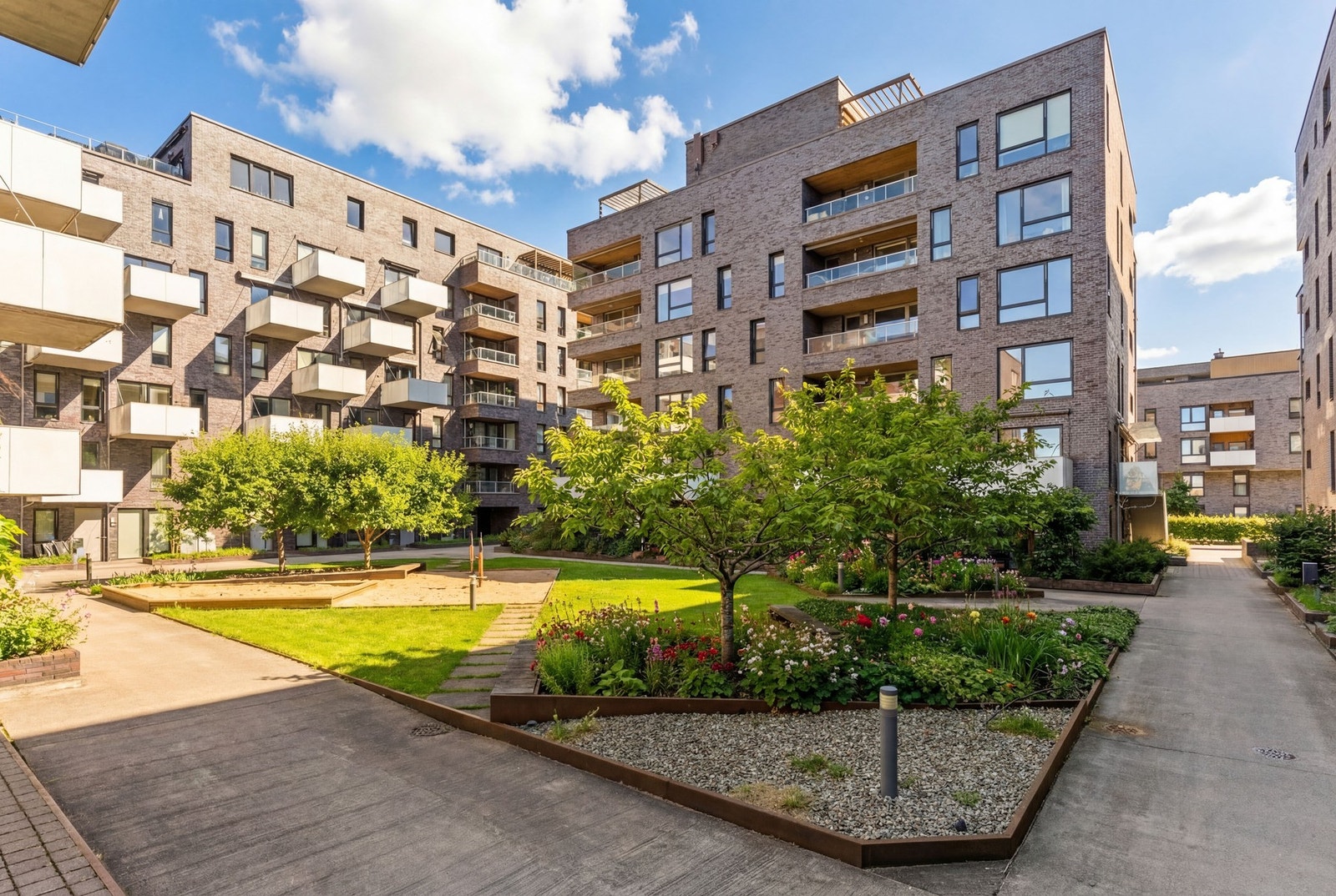 Sameiets grøntanlegg i atriet og felles takterrasse blir stelt av sameiets grøntgruppe (Planter/grønt er digitalt illustrert med AI for å vise sommerforhold). Galleribilde