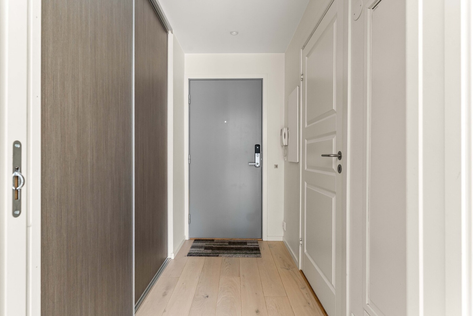 Nedforet himling i entrè/gang og del av stue/kjøkken med innfelte LED-downlights. Galleribilde