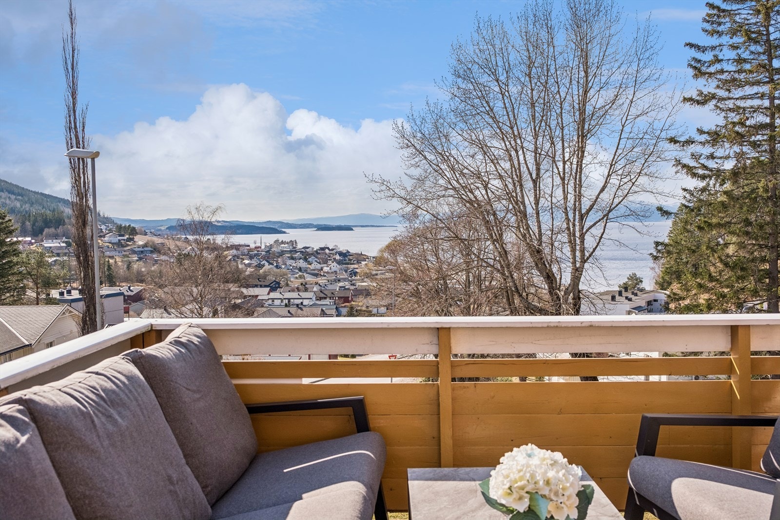 Fra veranda med utsikt i retning Beitstadfjorden. Galleribilde