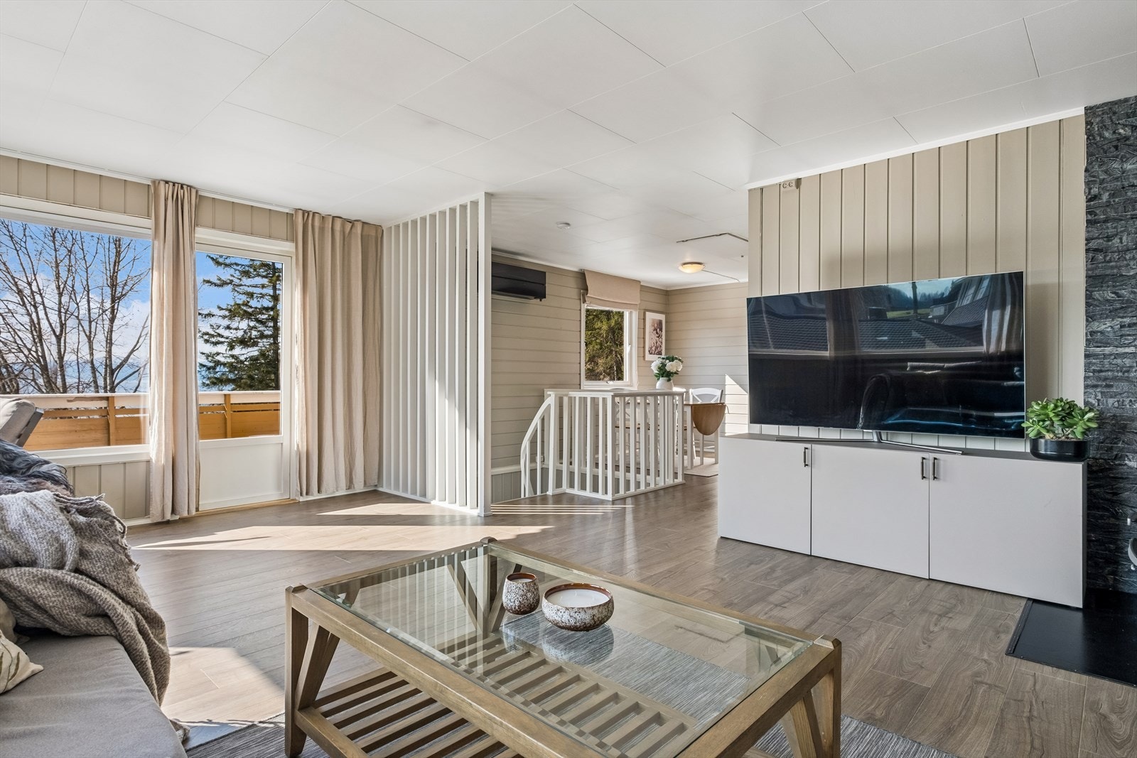 Lys og trivelig stue med utgang til veranda. Galleribilde
