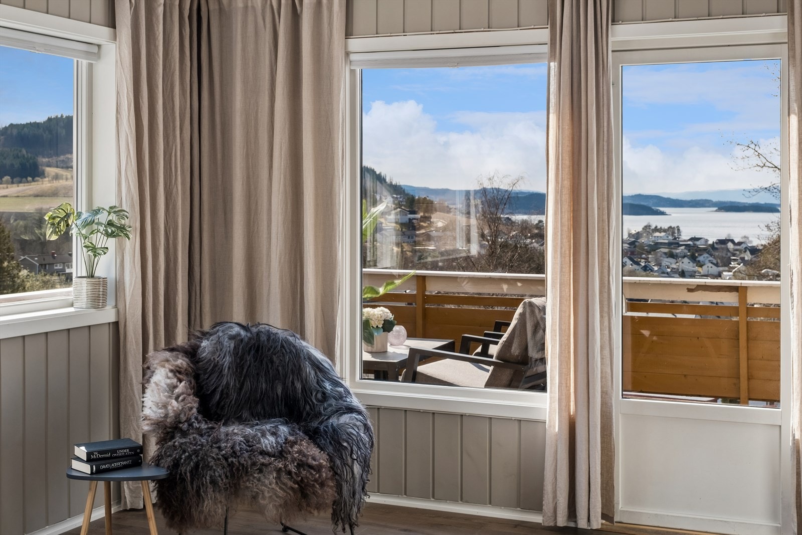 Fjordutsikt fra stua. Galleribilde