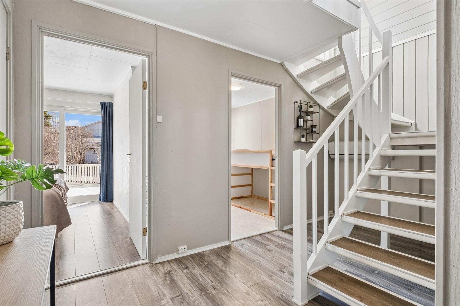 Gang som leder til soverom og bad. Galleribilde