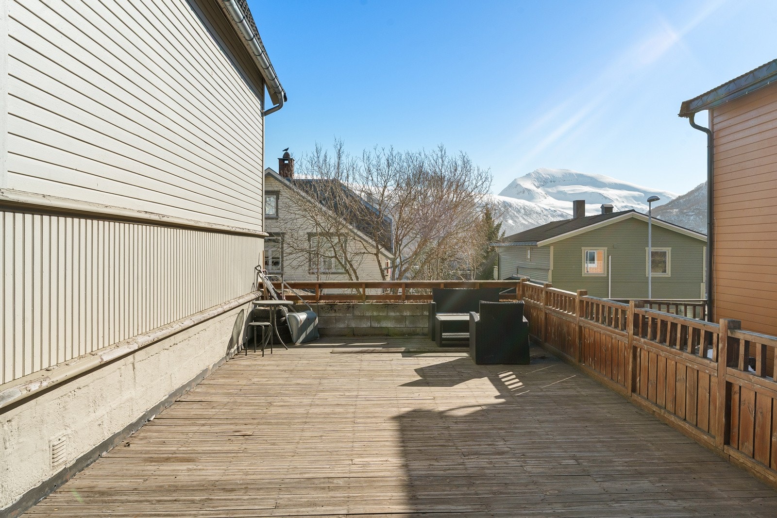 Stor felles terrasse, med bra plass til utemøbler og grill!