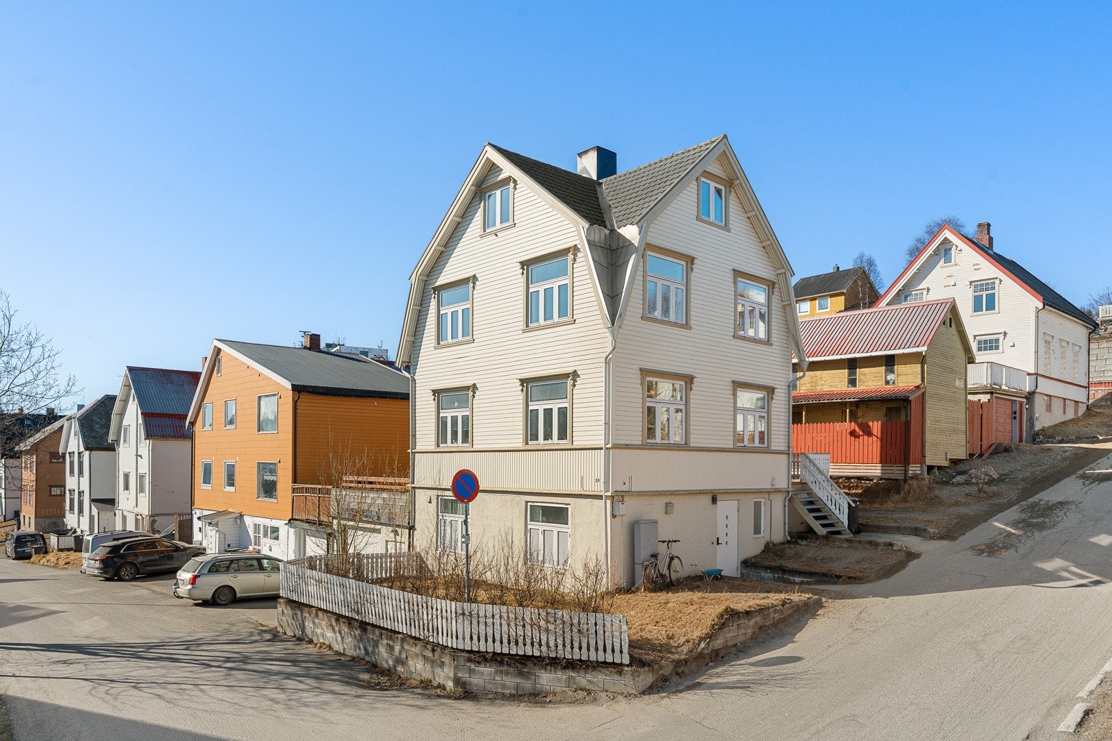 Leiligheten går over byggets to øverste etasjer. Det er totalt 3 seksjoner i sameiet.