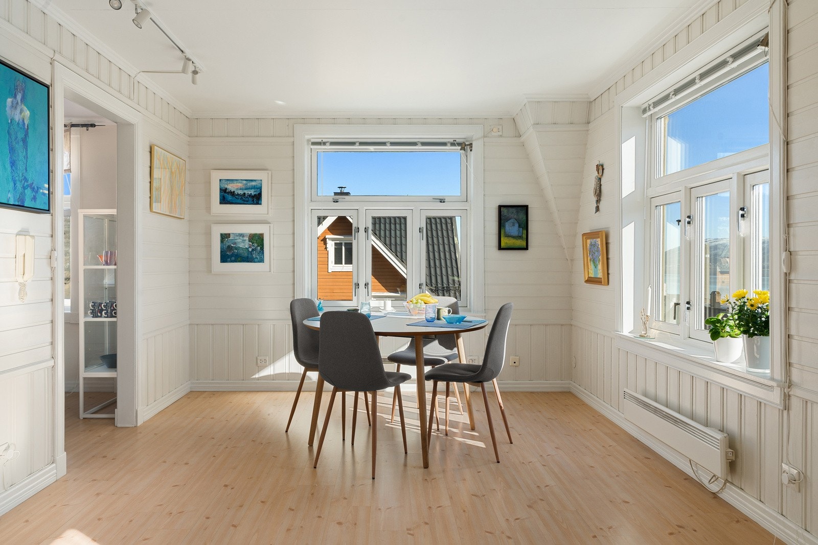 Spisebordet har sin naturlige plassering like ved kjøkkenet.