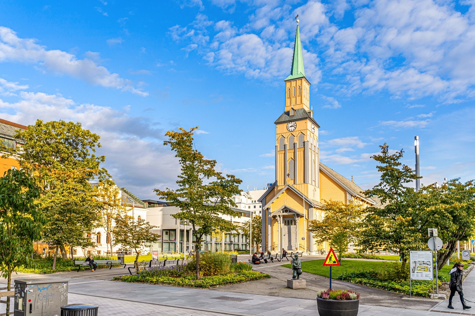 Kort gåavstand til Tromsø sentrum, og flere dagligvarebutikker i nærheten - bl.a. en søndagsåpen Joker.