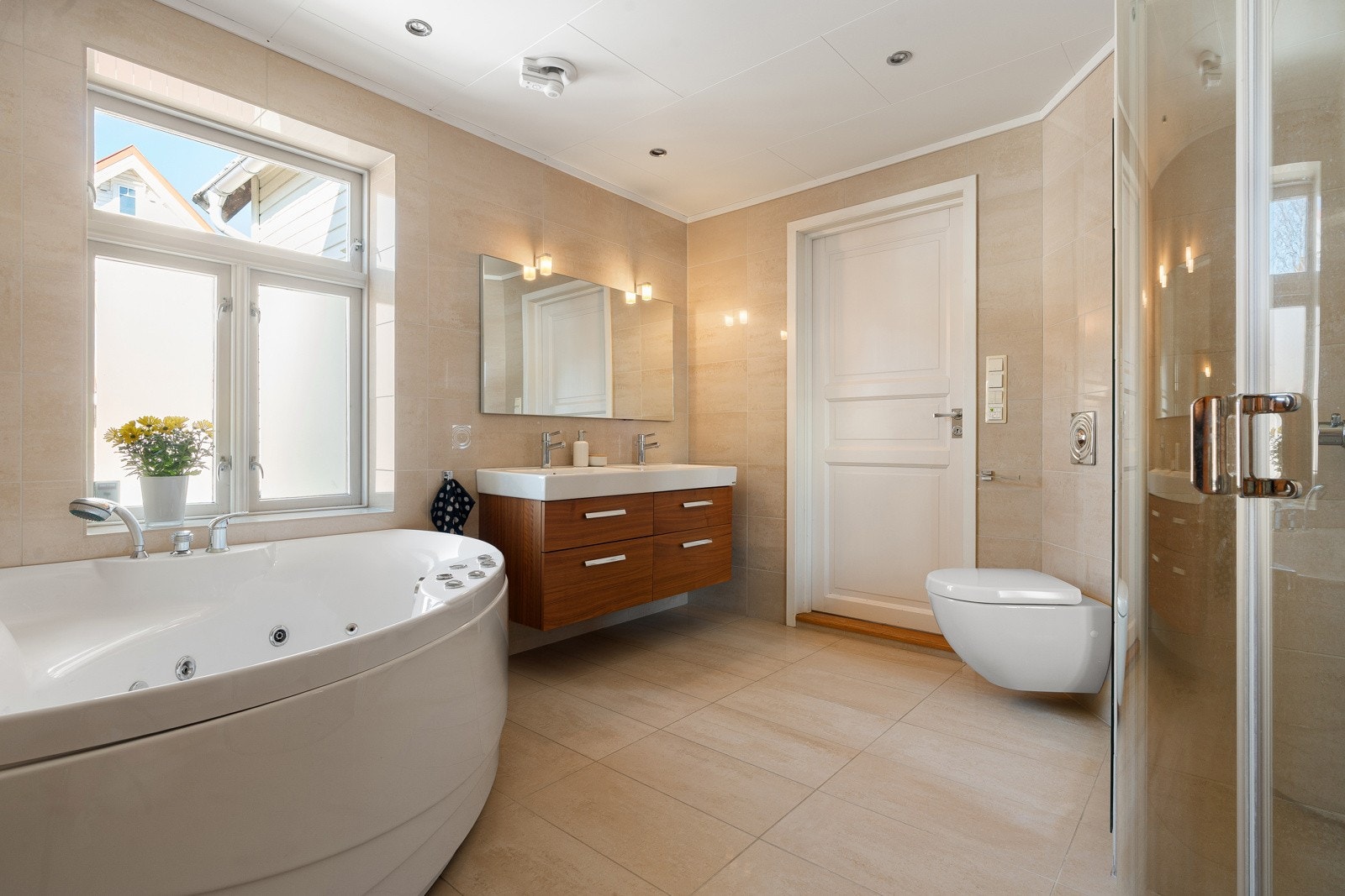 Stort og flislagt bad.