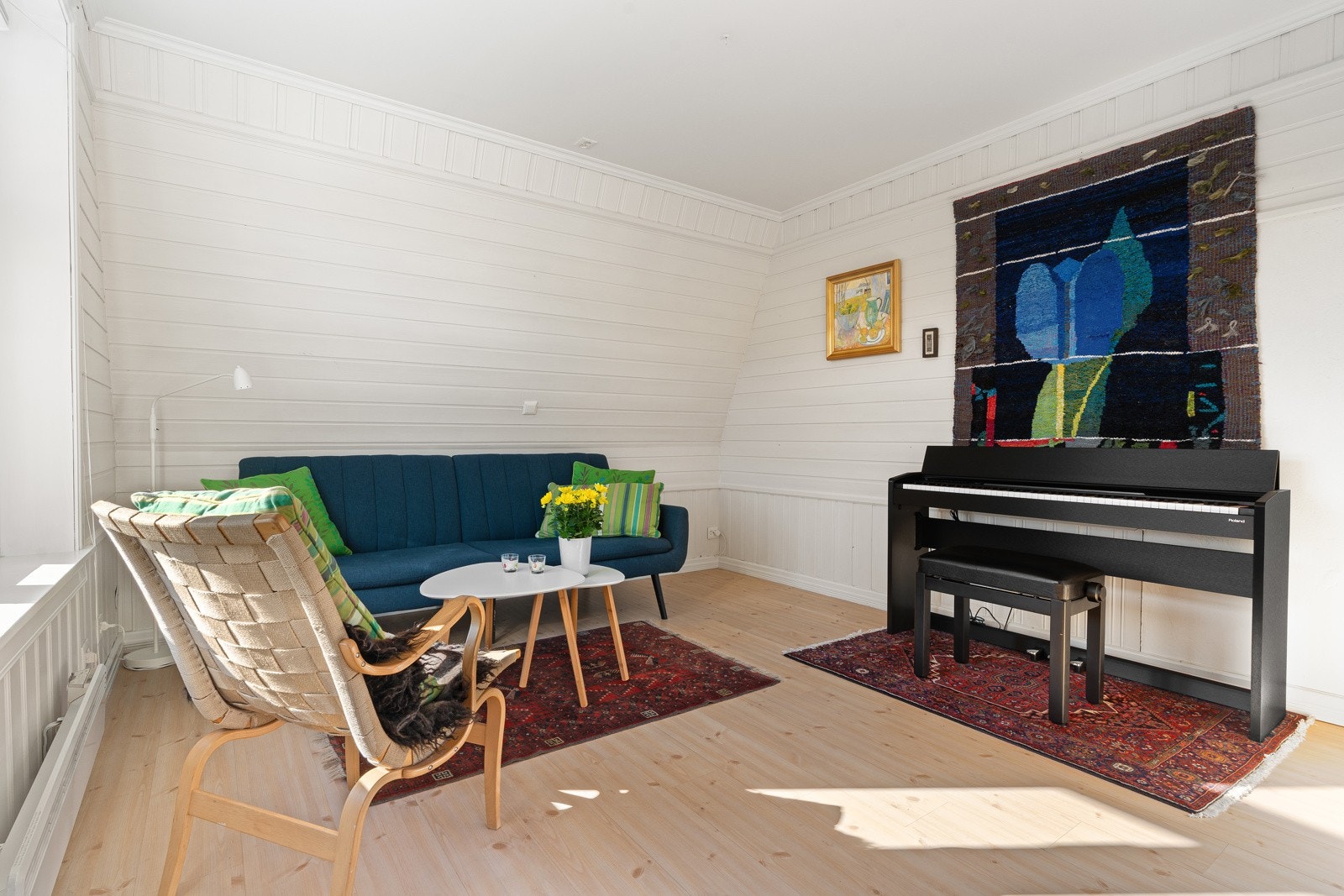 Flere naturlige soner, med god plass sittegrupper.