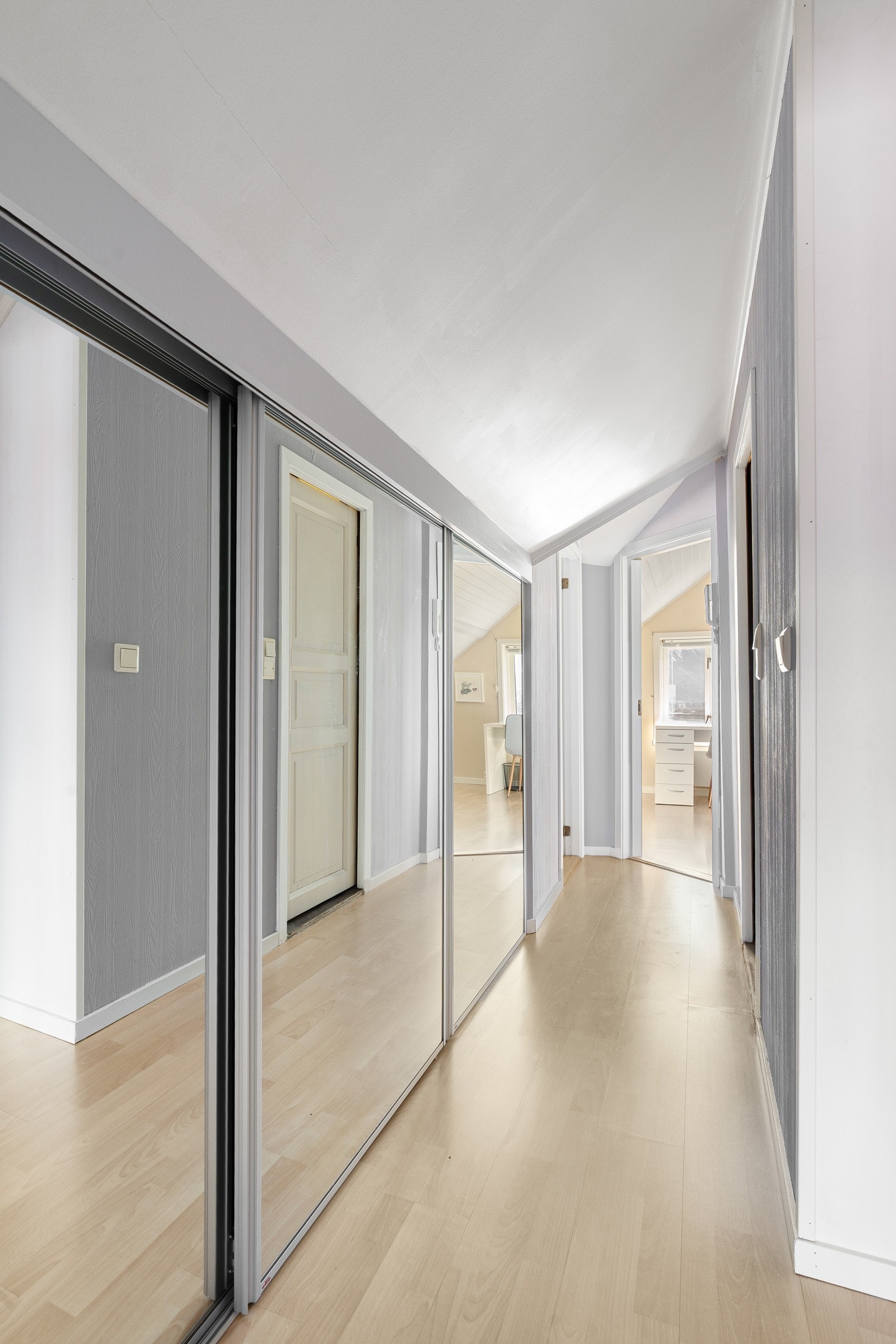 I gangen på loftet er det etablert en praktisk skyvedørsgarderobe. Her er det for øvrig også røropplegg for te-kjøkken, på vegg til høyre i bildet..