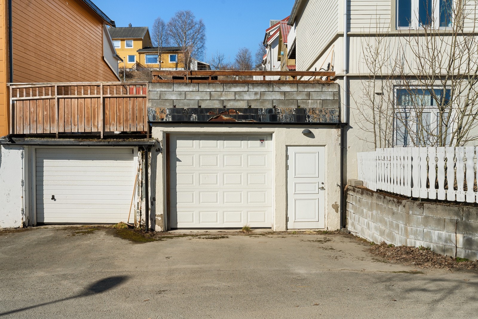 Boligen har en egen privat garasje, på 39 kvm (inkludert bodarealet). Det er varmekabler utenfor garasjepartiet, og her har man også to private oppstillingsplasser.