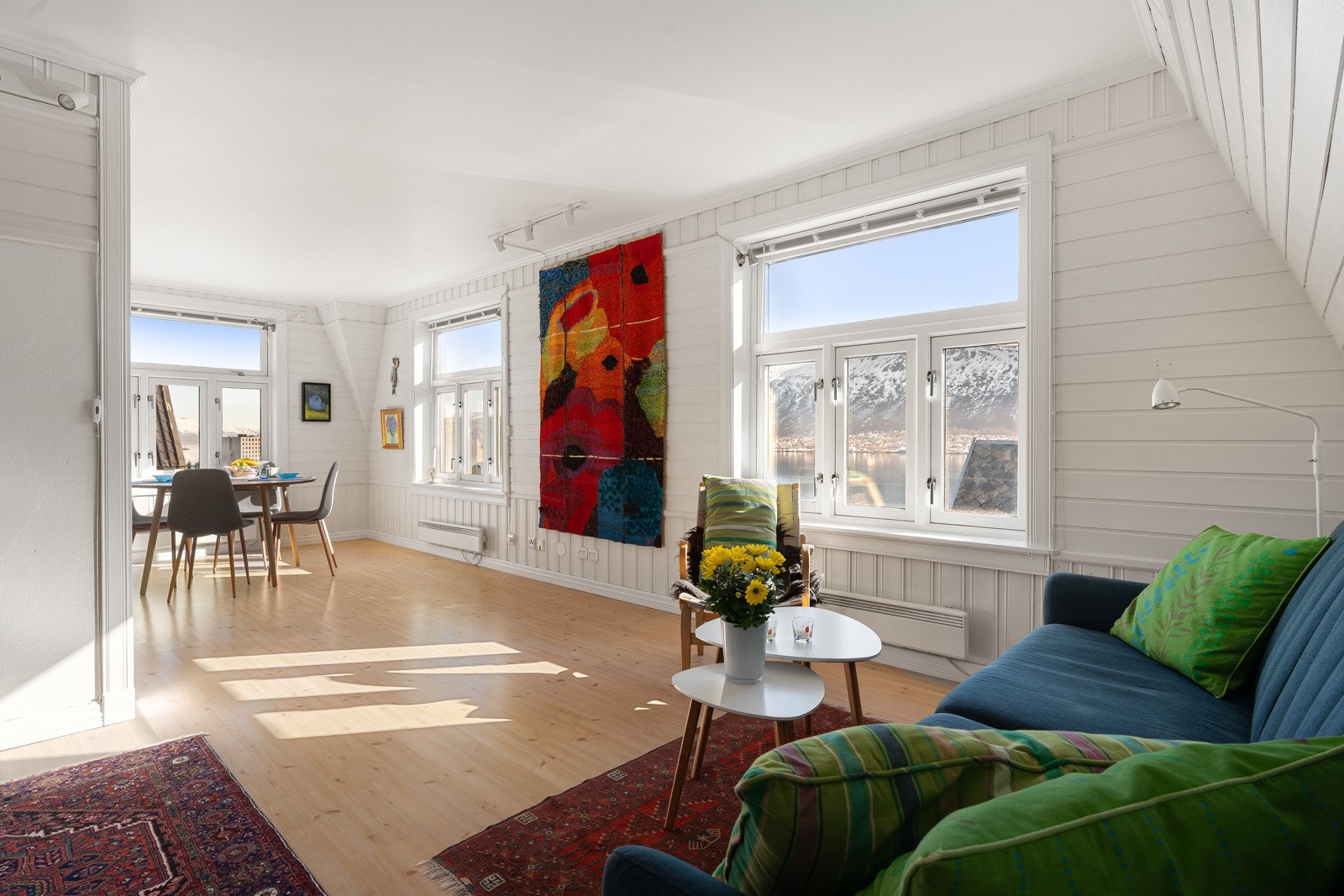 Stor og møbleringsvennlig stue med store vindusflater og nydelige lysforhold.