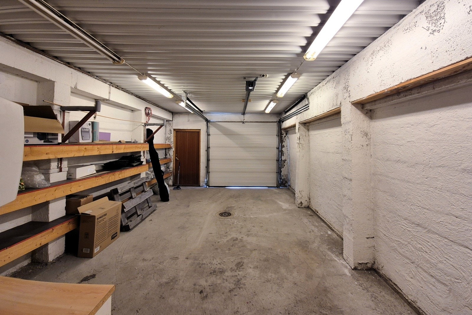 Garasjen har svært god plass for bil, og oppbevaring. Det er også gulvvarme inne i garasjen.