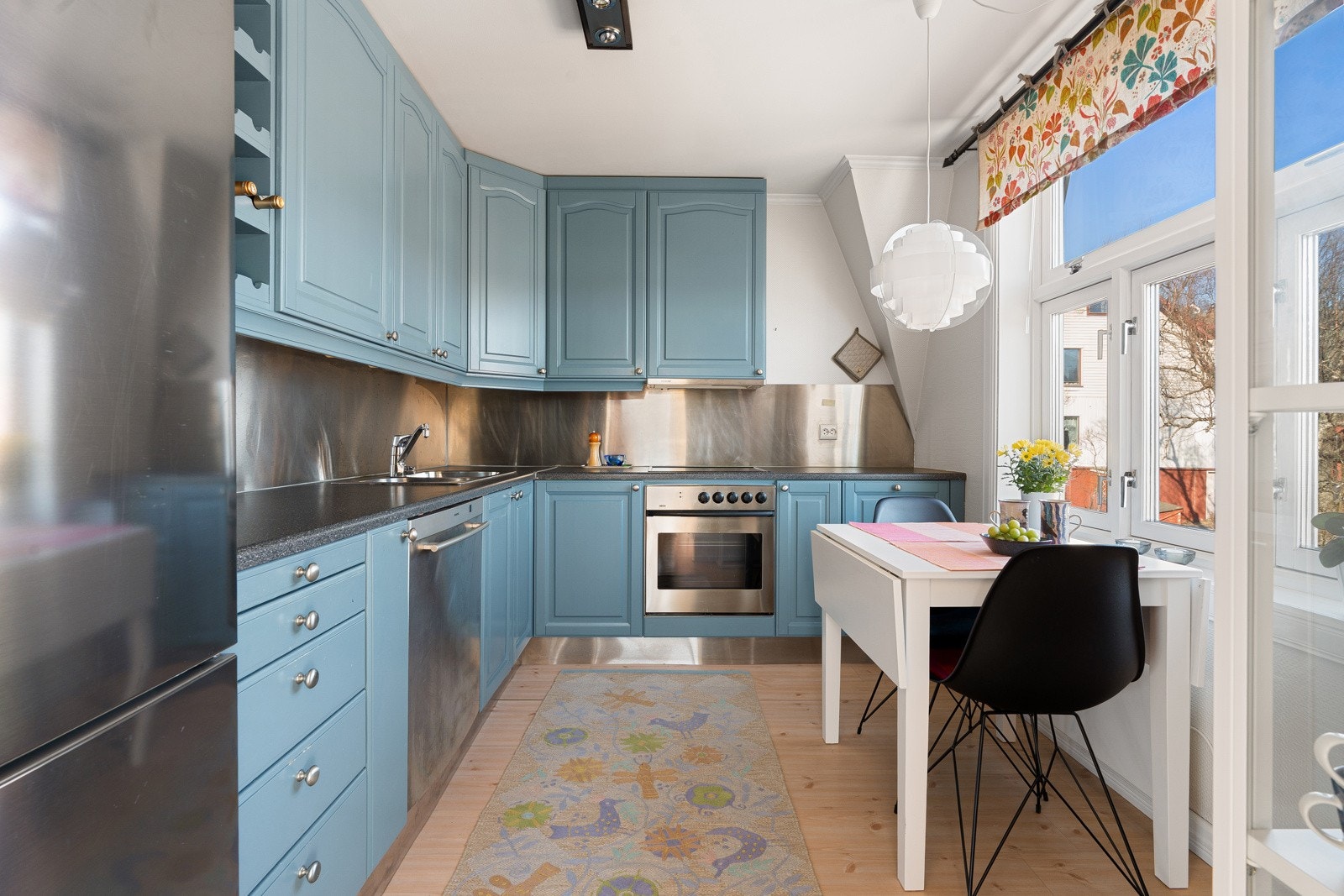 Funksjonelt kjøkken med god skap- og benkeplass.