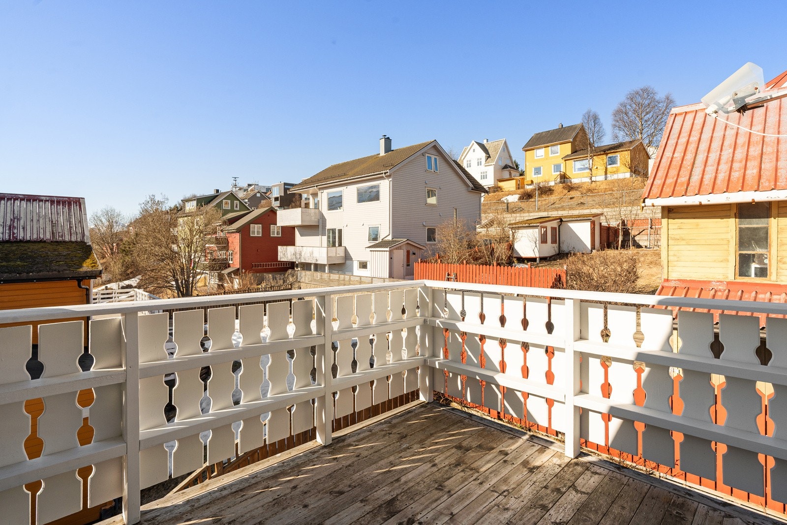 Leiligheten disponerer egen veranda, med utgang fra entreen. Sørvestvendt, med herlige solforhold.