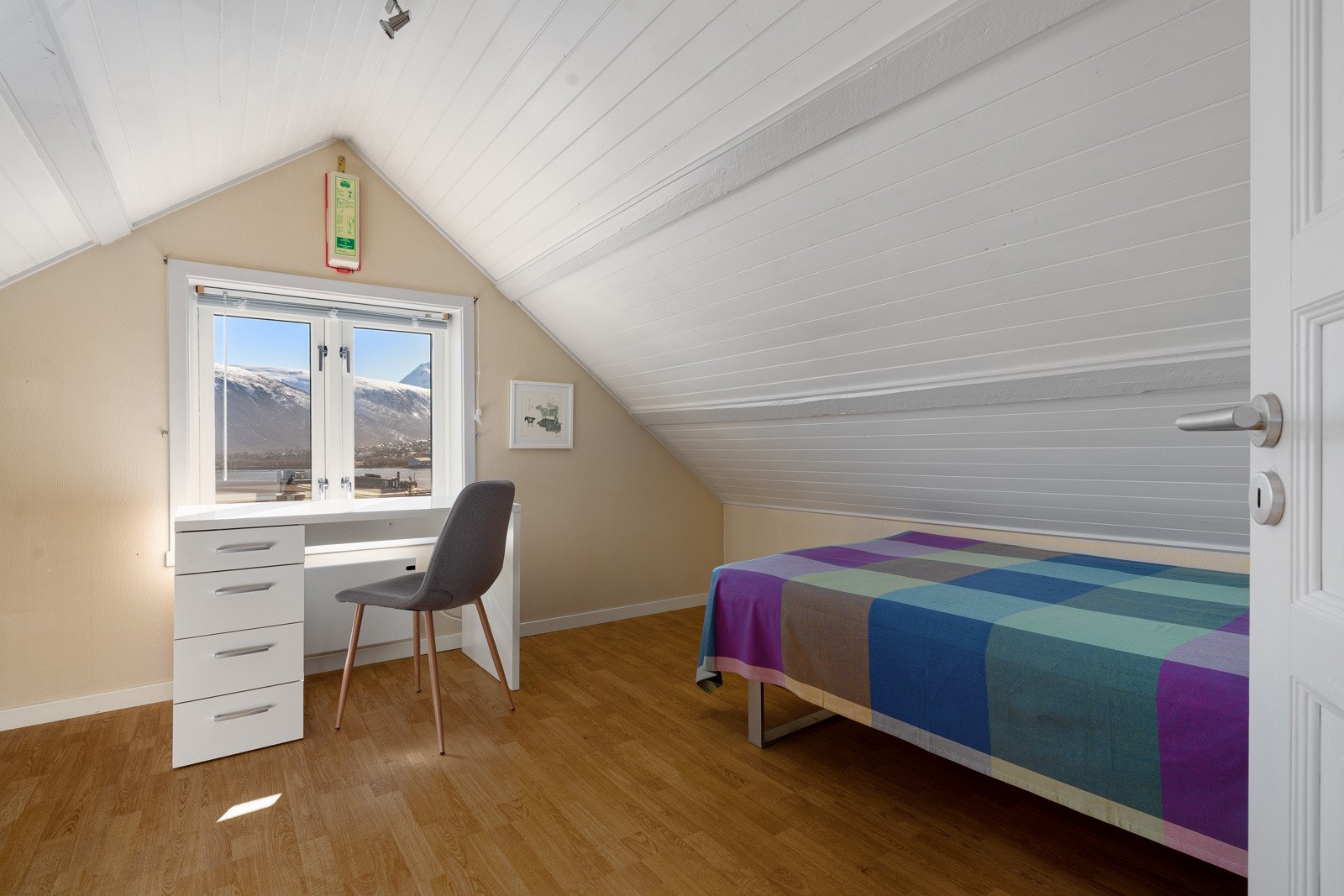 Begge soverommene har plass for stor seng.