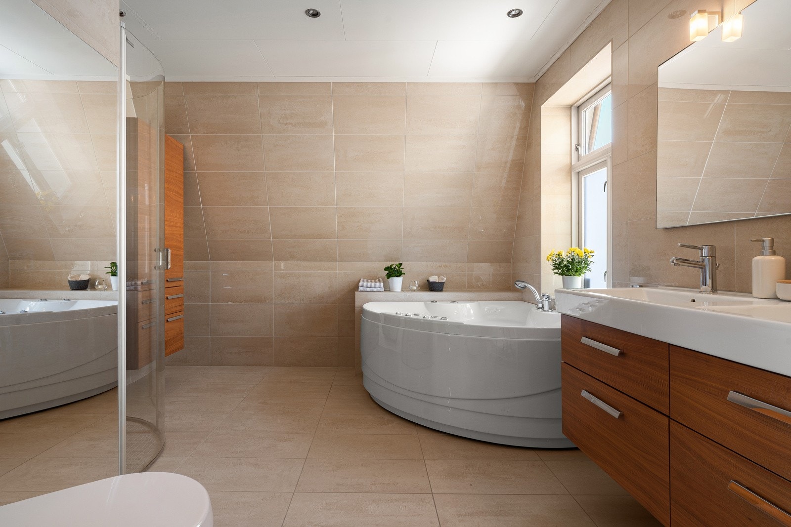 Badet er utstyrt med stort dusjhjørne, praktisk vegghengt wc og baderomsinnredning med god oppbevaringsplass. Selger har ikke brukt boblebadet, så det er noe usikkert hvordan tilstand på dette er.