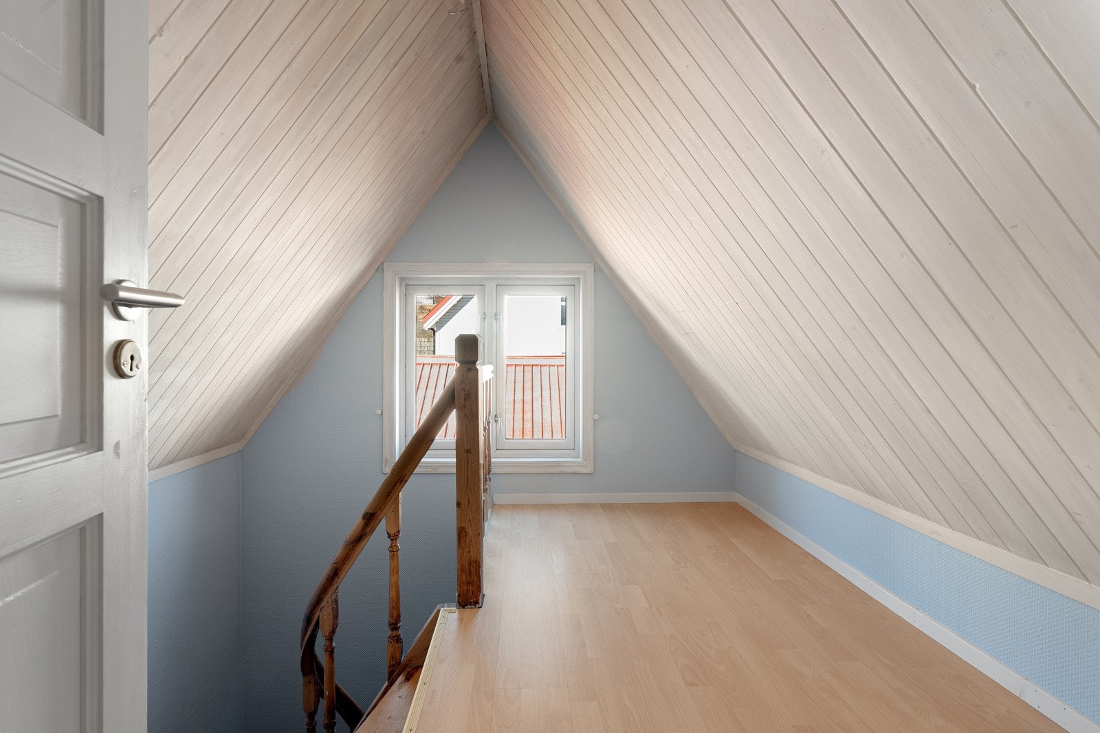 Boligen har 2 soverom. Begge på loftet.