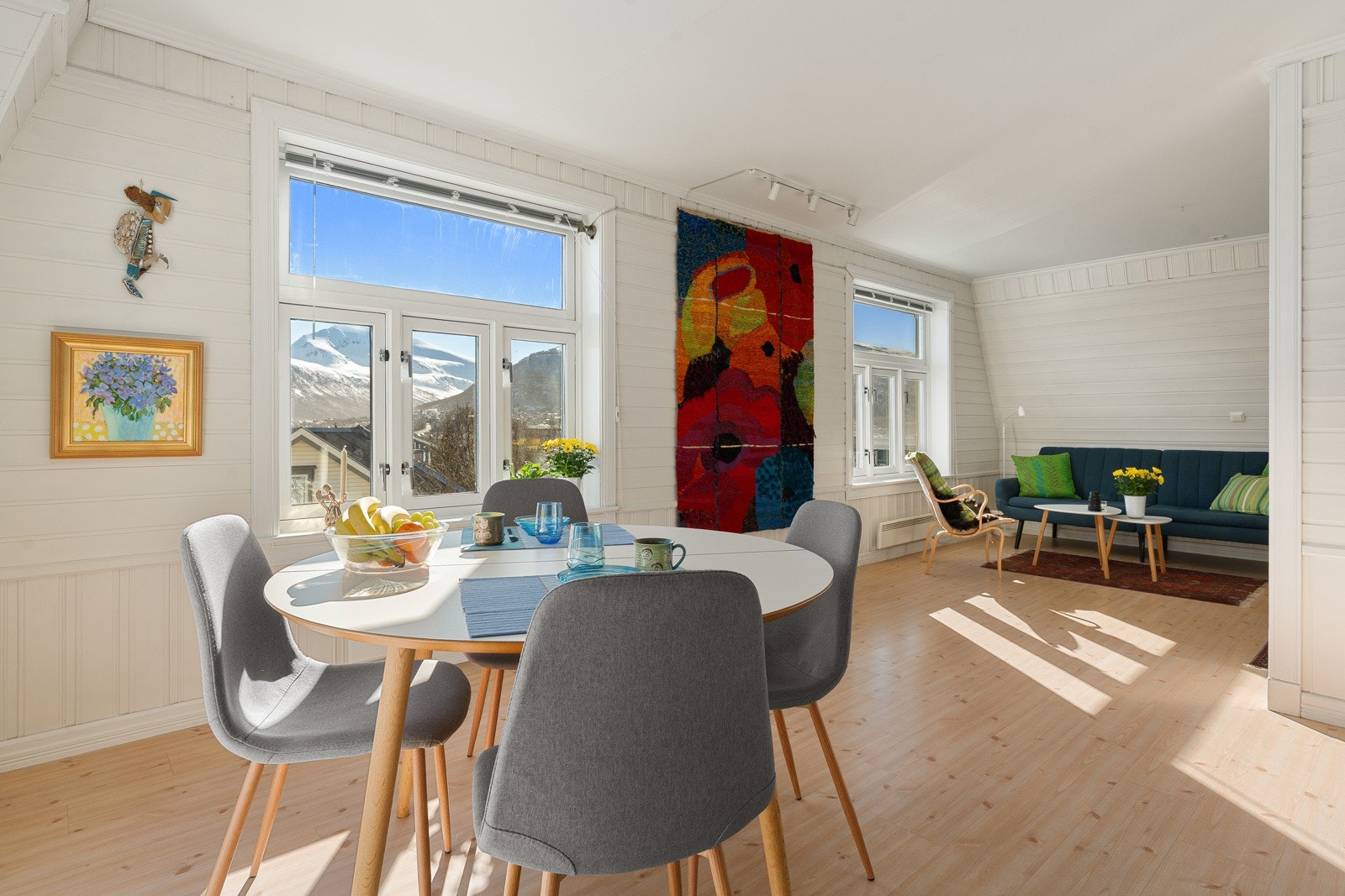 Med generøs takhøyde og store vindusflater skapes det en svært fin romfølelse her.