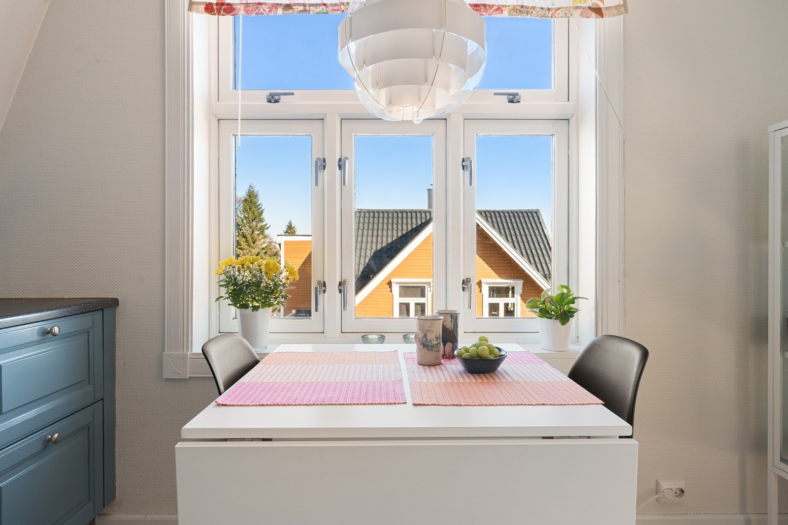 Her har man i tillegg plass til en lite spisebord.