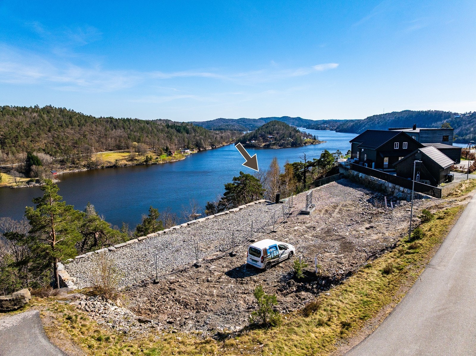 Ca. halve tomten som er opparbeidet selges (nærmest nabohuset som er oppført). Galleribilde