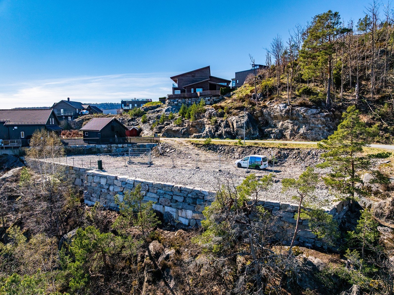 Det er flott opparbeidet med mur for bedre utnyttelse av tomtearealet. Galleribilde