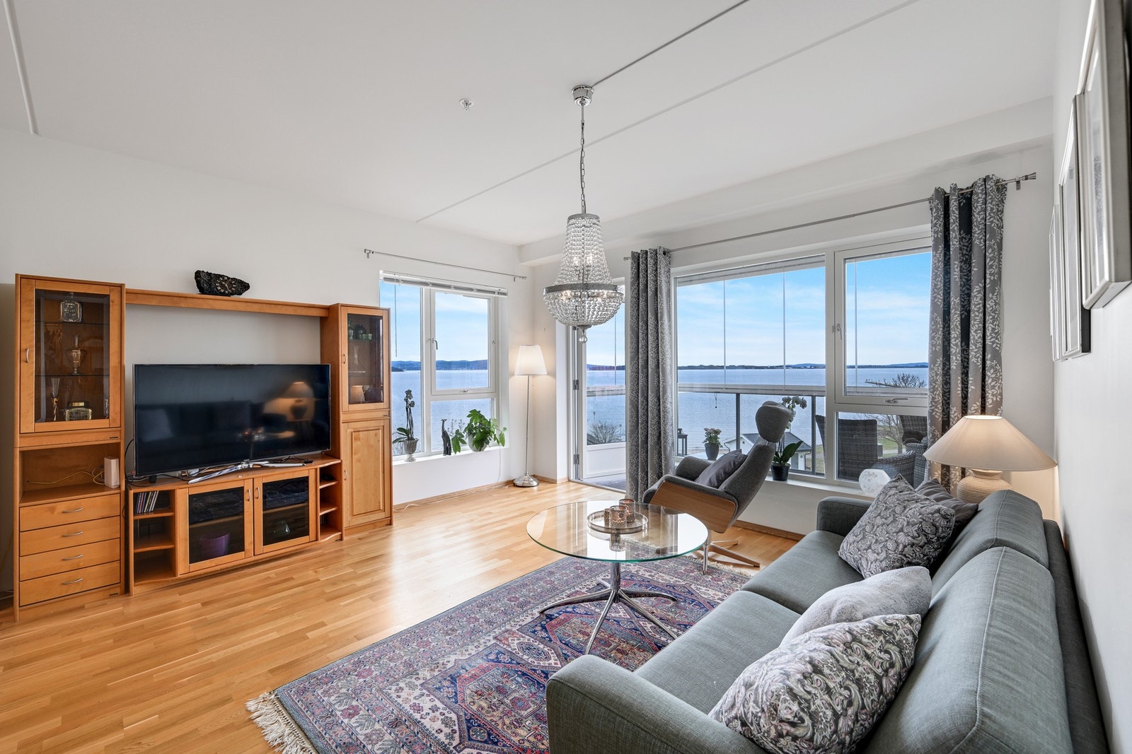 Velkommen inn til det som er leilighetens samlingspunkt. Gode lysforhold fra vinduene og en flott utsikt mot sjø og strand Galleribilde