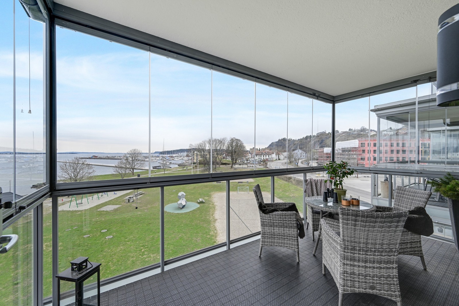 Fra balkongen er det fin utsikt mot sjøen og Dulpen, en populær badeplass og park Galleribilde