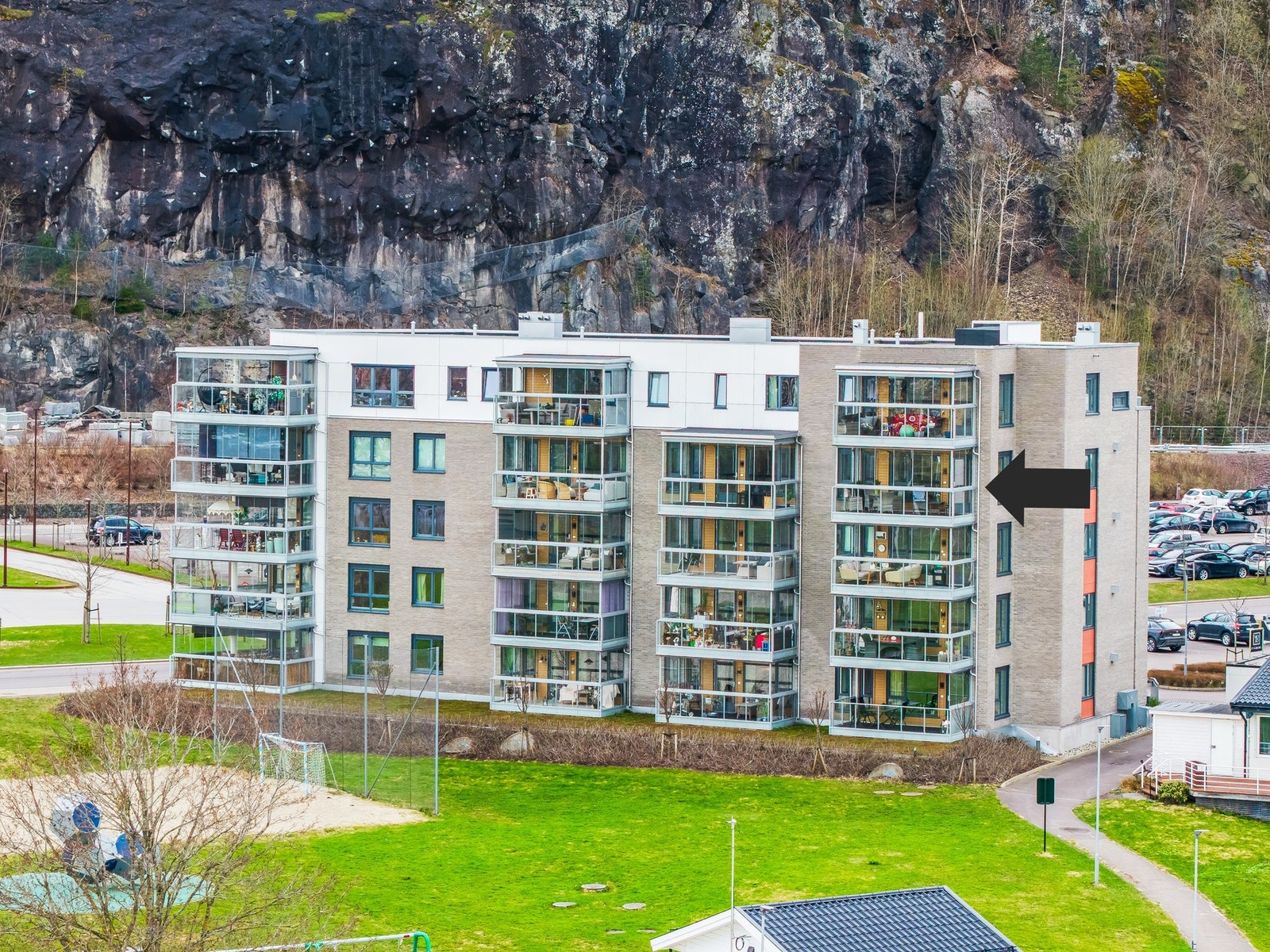 Leiligheten har en ypperlig beliggenhet med sjø, byliv og jernbane innenfor umiddelbar nærhet Galleribilde