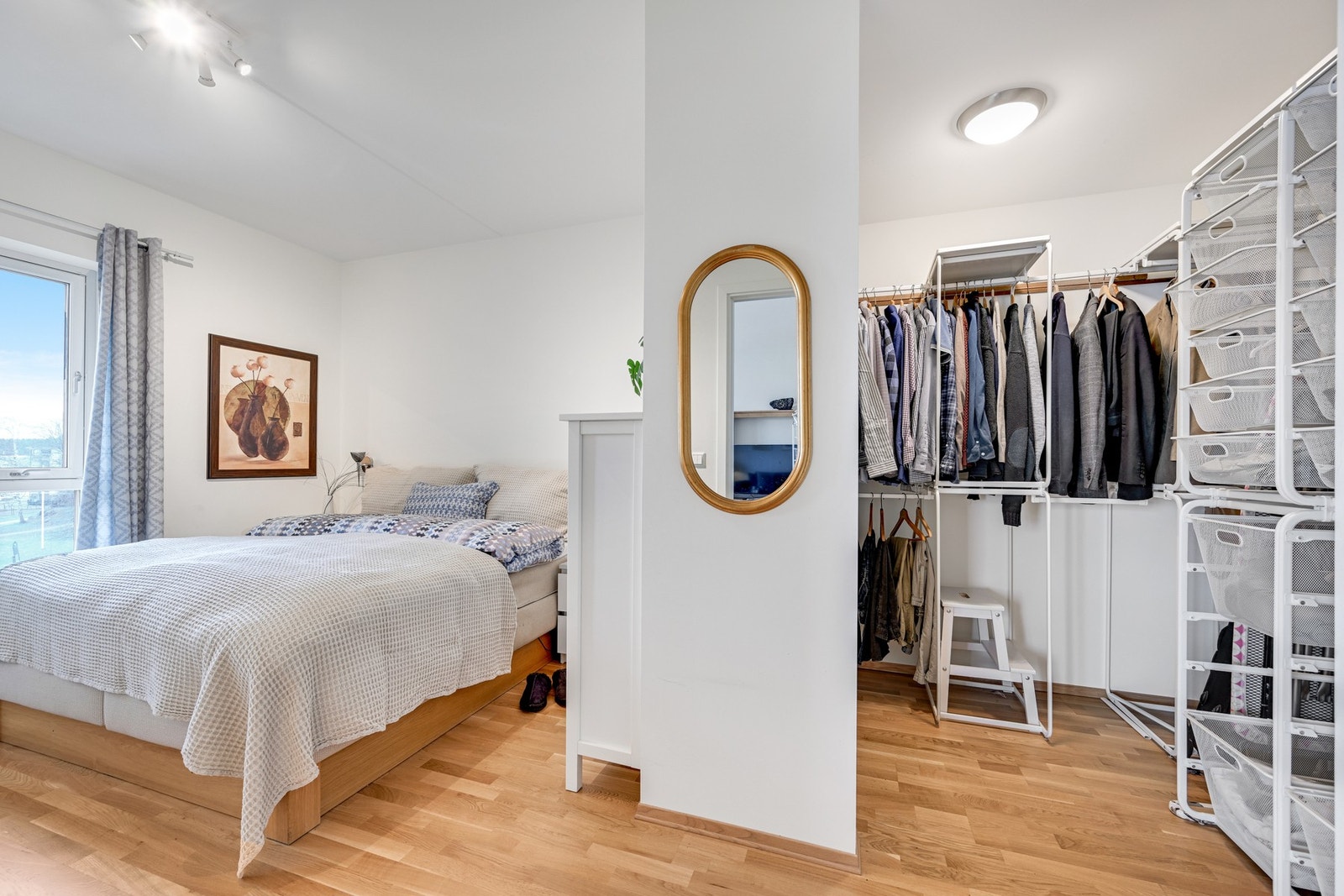 Stort hovedsoverom med god plass til dobbeltseng og nattbord. Her er det i tillegg en egen løsning for garderobeplass Galleribilde