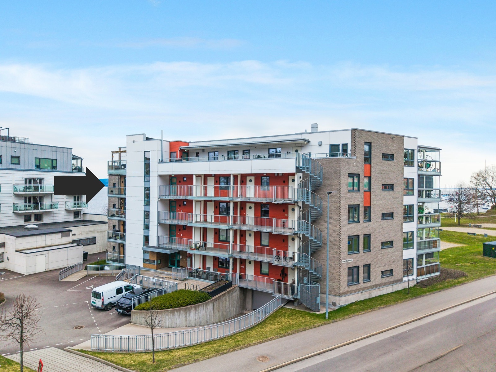 Praktisk med garasjeplass og bod i kjelleren. Her går man tørrskodd inn i heis fra fra kjelleren og opp til leiligheten Galleribilde