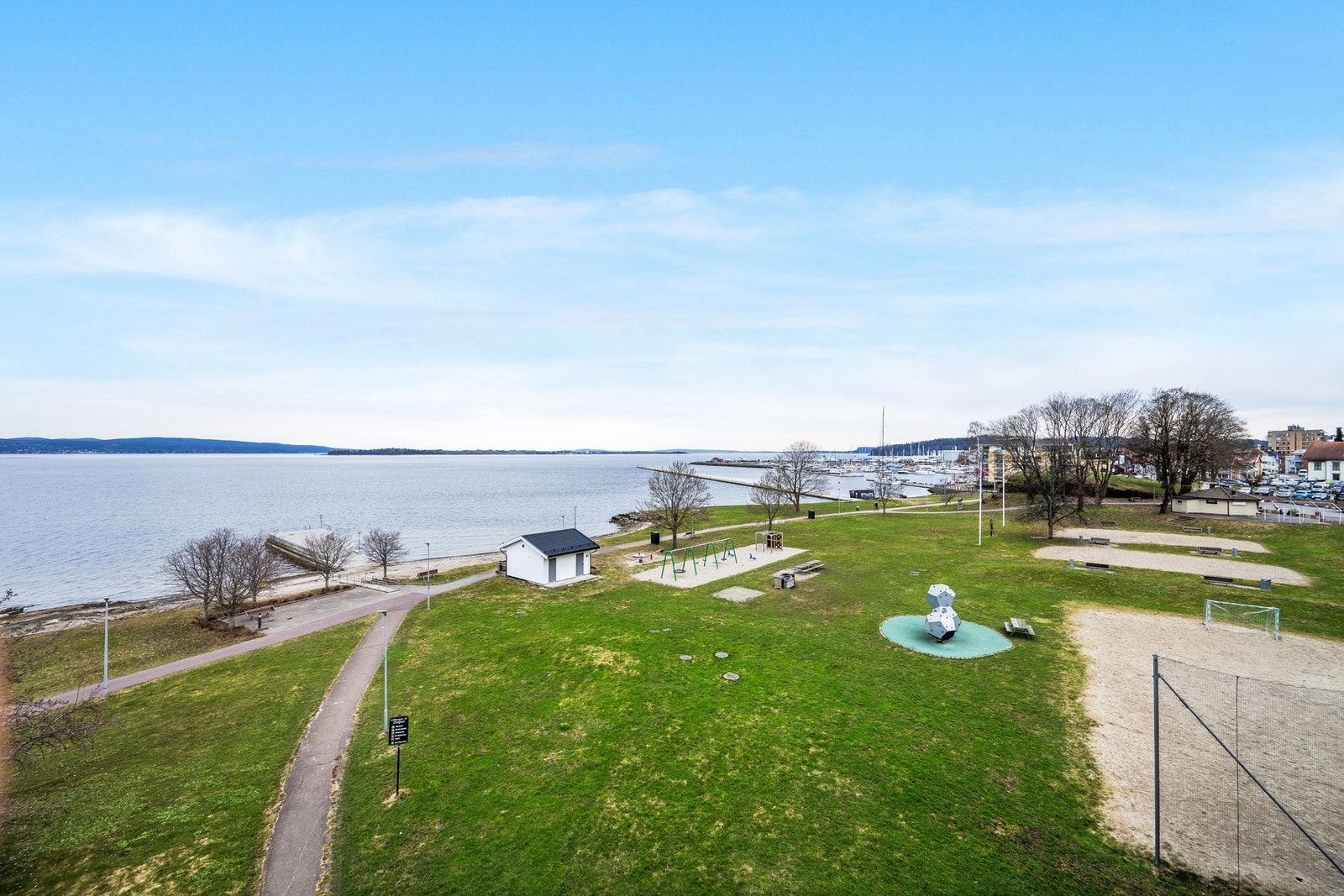 Kort vei til strand og park beliggende flott til i nordenden av Holmestrand med en bybadstue som kan brukes både sommer og vinter Galleribilde