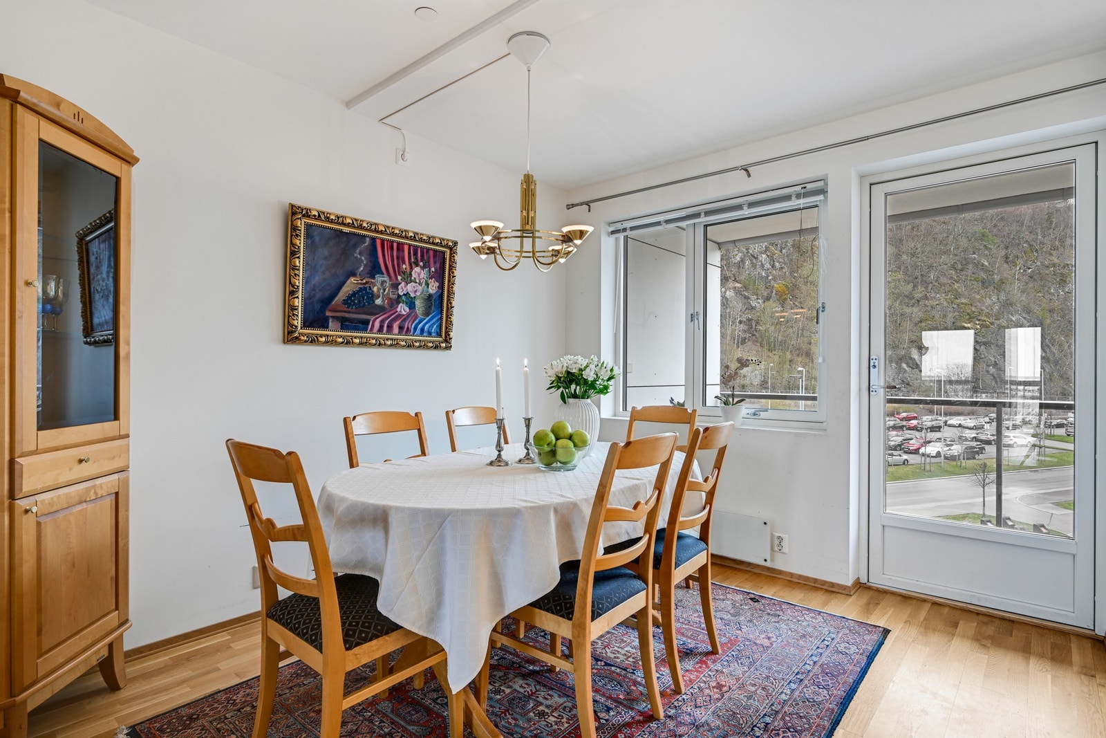 Midt i mellom stuen og kjøkkenet finner vi et velegnet spiseområde. Her er det plass til et spisebord hvor middagene kan nytes i trivelige omgivelser Galleribilde