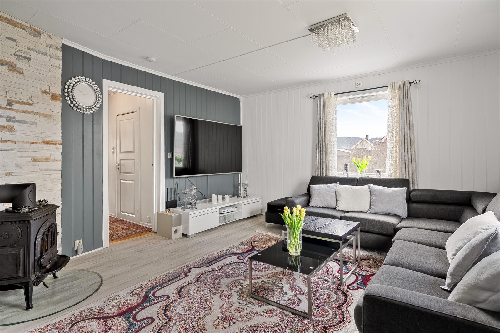 Stue med vedovn Galleribilde
