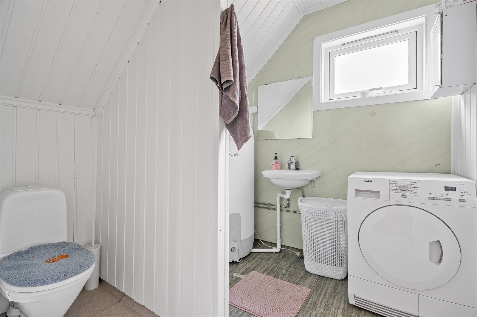 I 2. etasje er det rom wc, servant og opplegg for vaskemaskin Galleribilde