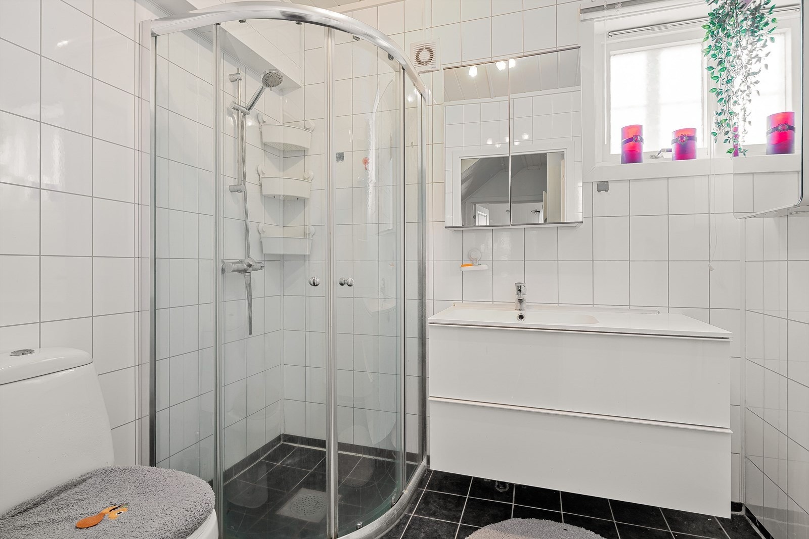 Badet har varme i gulv, innredning med servant samt dusjhjørne. Galleribilde