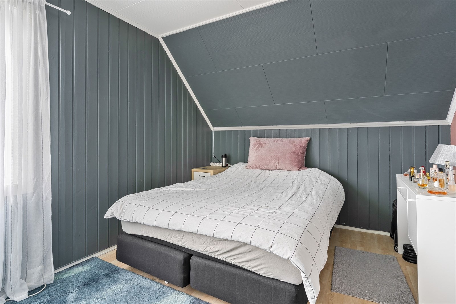 Soverom med garderobeskap Galleribilde
