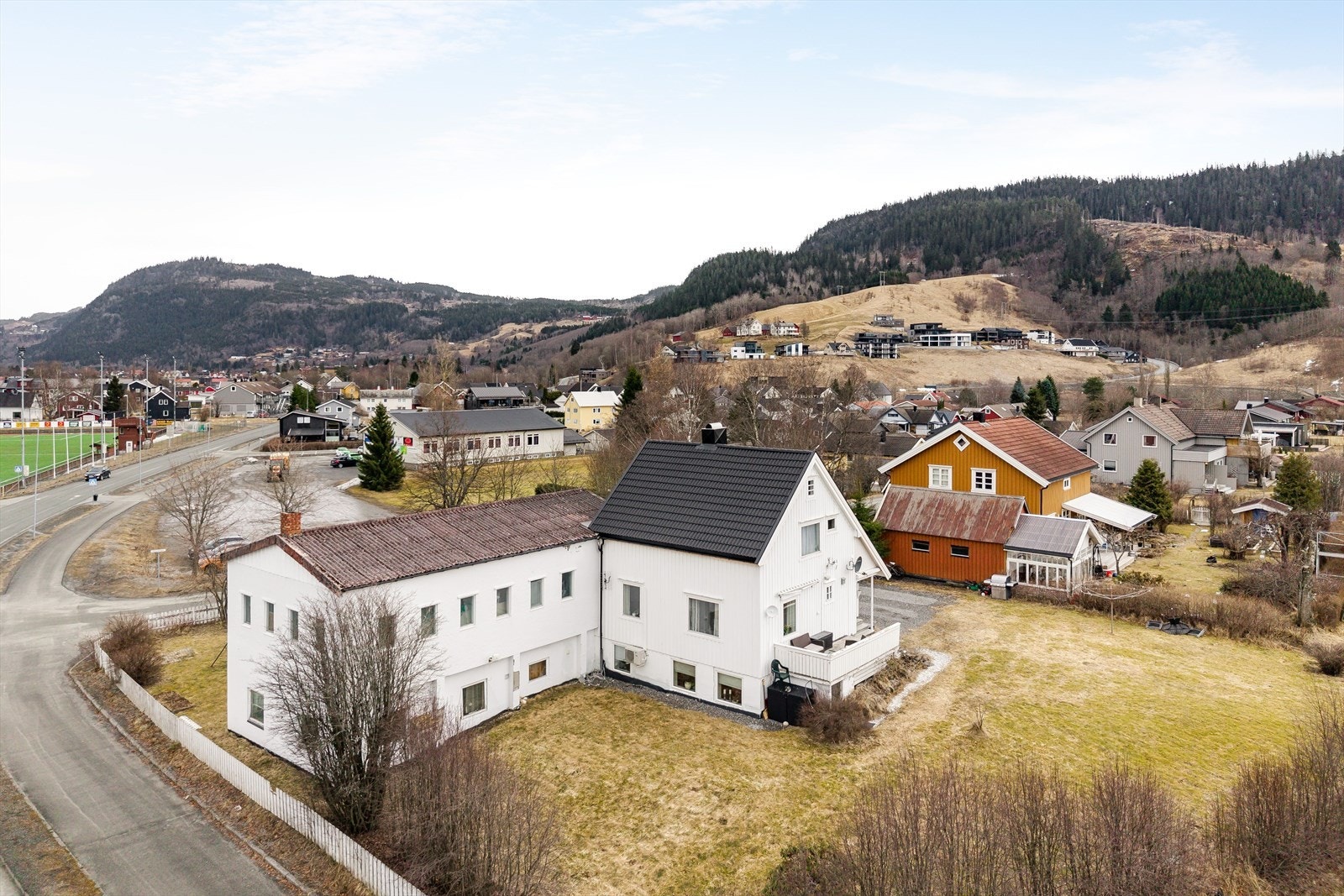 Byggets fasade, sameiet består av 3 boenheter og 1 næringsdel (benyttes som lager) Galleribilde