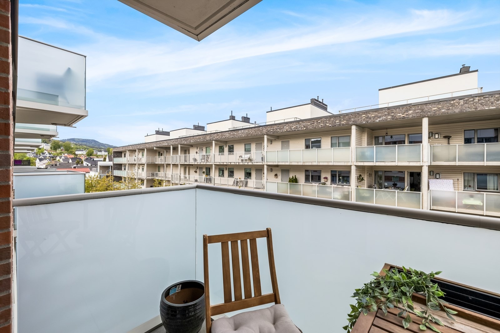 Fra stuen er det utgang til en hyggelig balkong hvor det er god plass til et kafésett og grill. Galleribilde