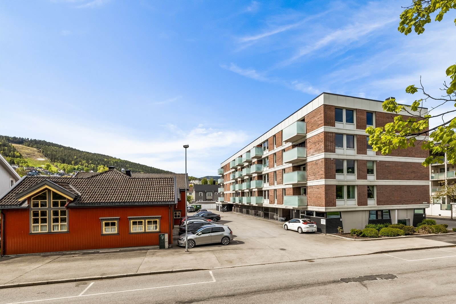 Det er gangavstand til flere matbutikker i området, blant annet døgnåpen Joker som ligger innenfor kort gangavstand på kun et par hundre meter. Galleribilde