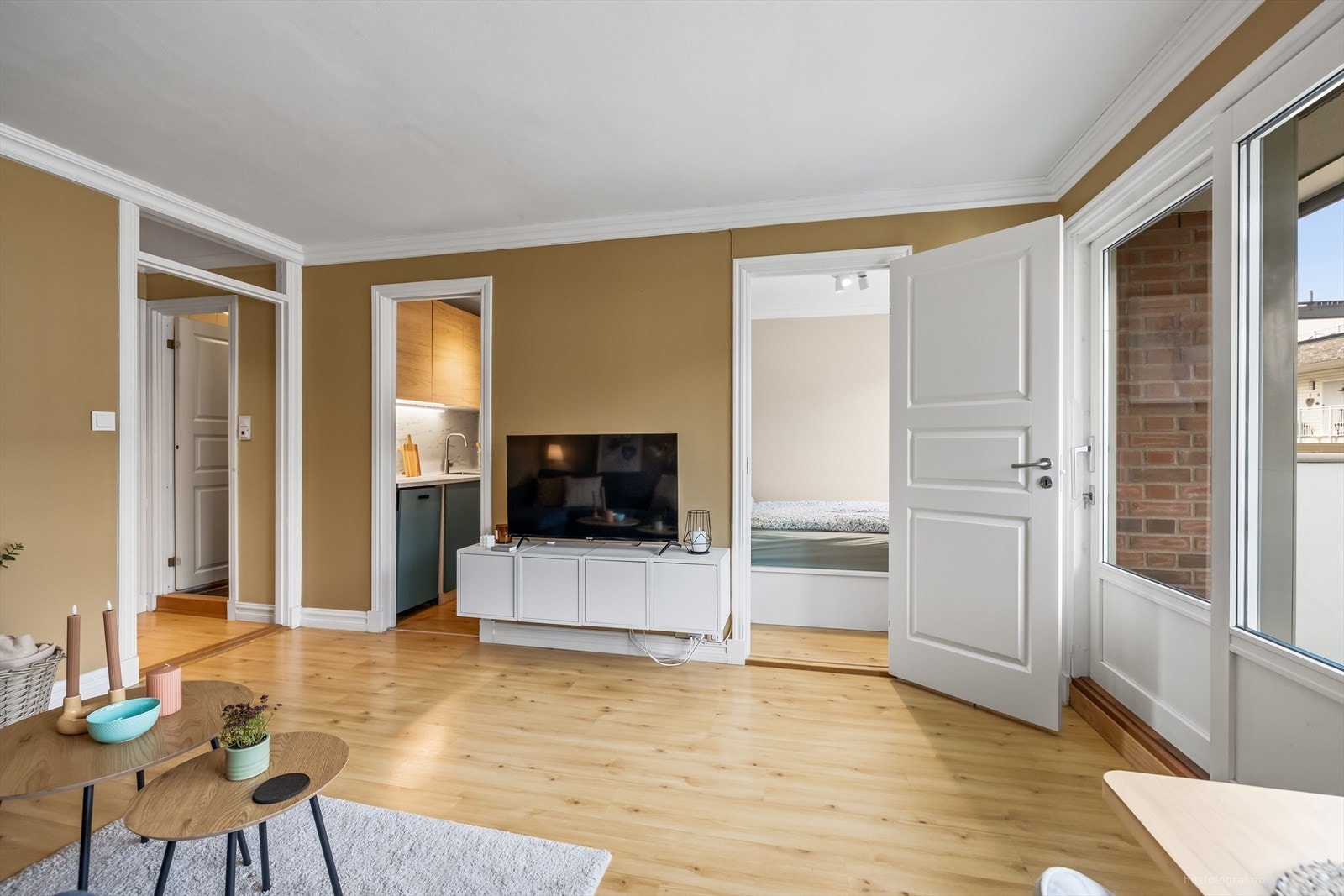 Fra stuen er det inngang til soverom og kjøkken. Galleribilde