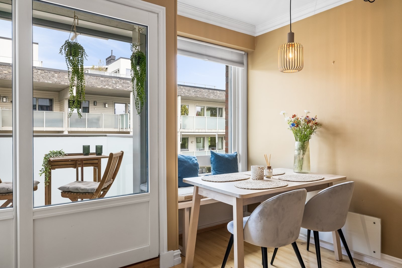 Stuen har en fin planløsning, og nisjen ved balkongen gjør at man enkelt kan møblere med både stor hjørnesofa og spisebord. Galleribilde